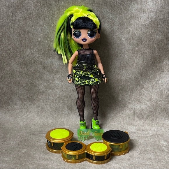 LOL OMG Surprise Remix Rock Band Warning Extra
Neon Green Doll - Picture 1 of 7